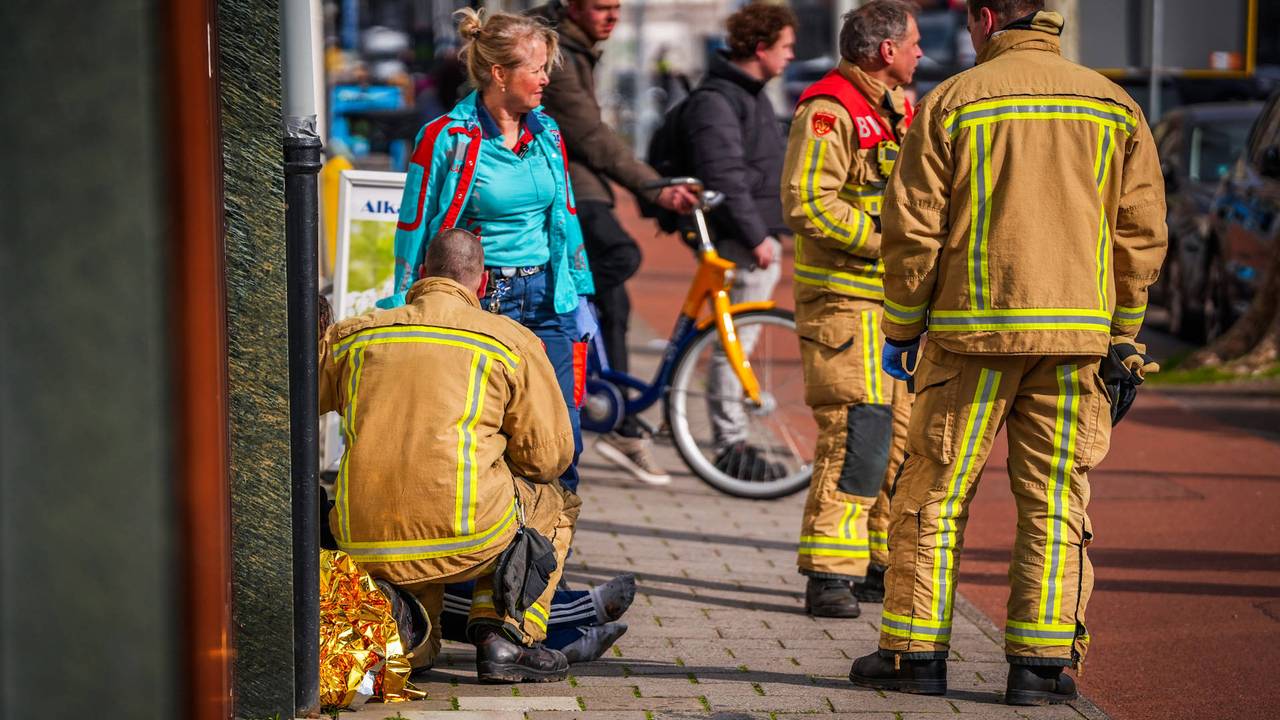 Hulpverleners bekommerden zich om de bewoner (foto: Persbureau Heitink).