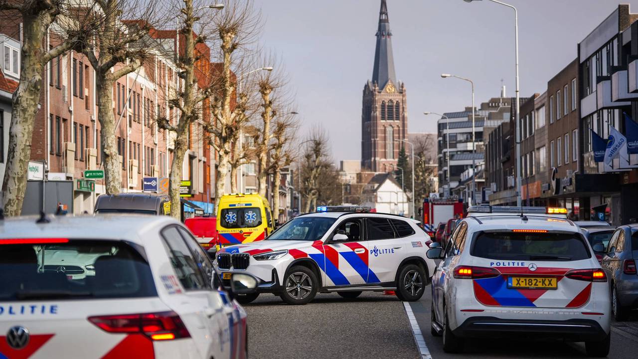 Vanwege de brand in Eindhoven werd een deel van de omgeving afgezet (foto: Persbureau Heitink).