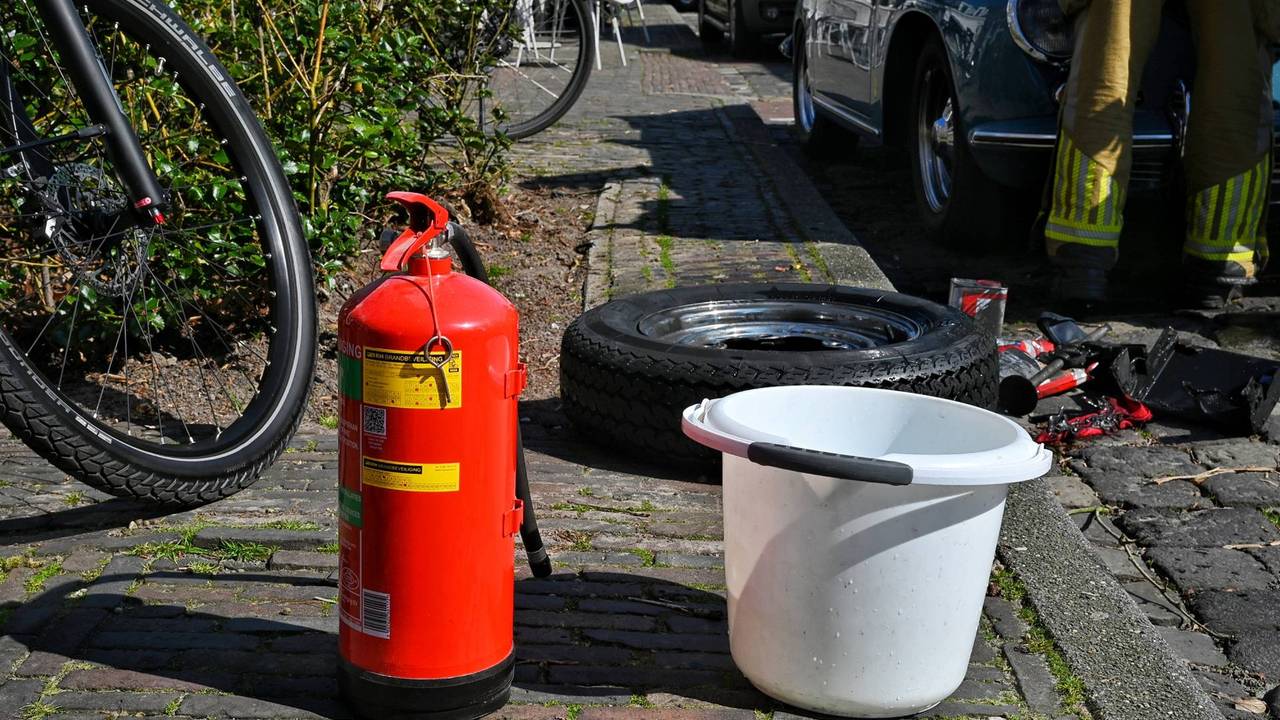Porsche uit 1961 vliegt in brand in Oisterwijk (foto: Toby de Kort/Persbureau Heitink).