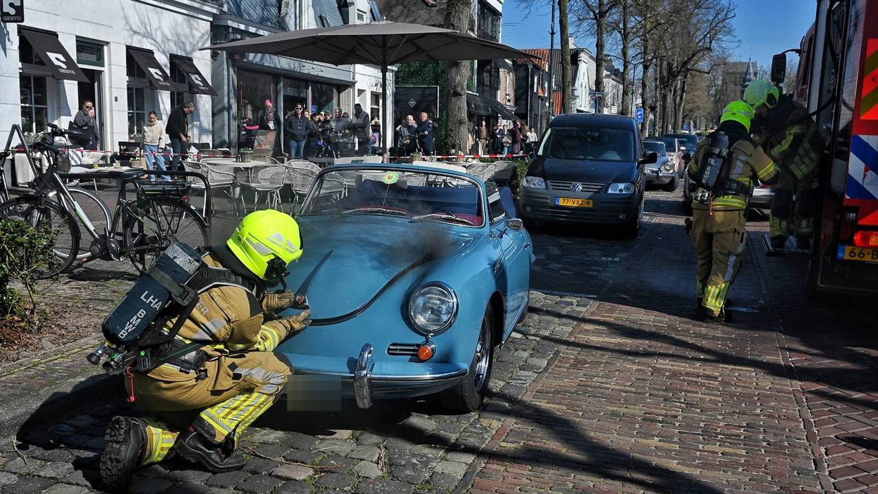 Rook komt plotseling uit antieke Porsche, trekt veel bekijks in Oisterwijk