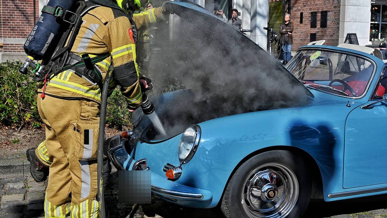Porsche uit 1961 vliegt in brand in Oisterwijk (foto: Toby de Kort/Persbureau Heitink).