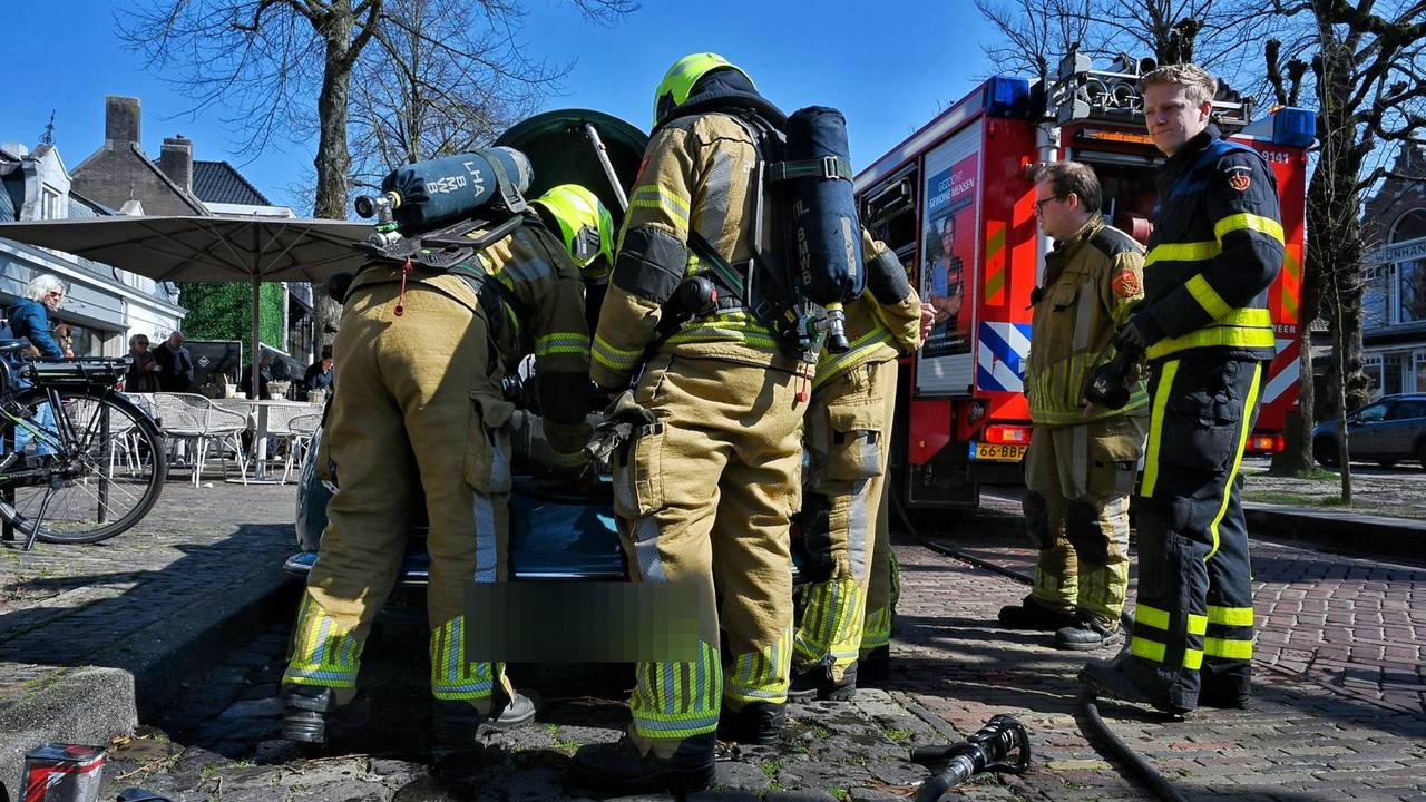 Porsche uit 1961 vliegt in brand in Oisterwijk (foto: Toby de Kort/Persbureau Heitink).