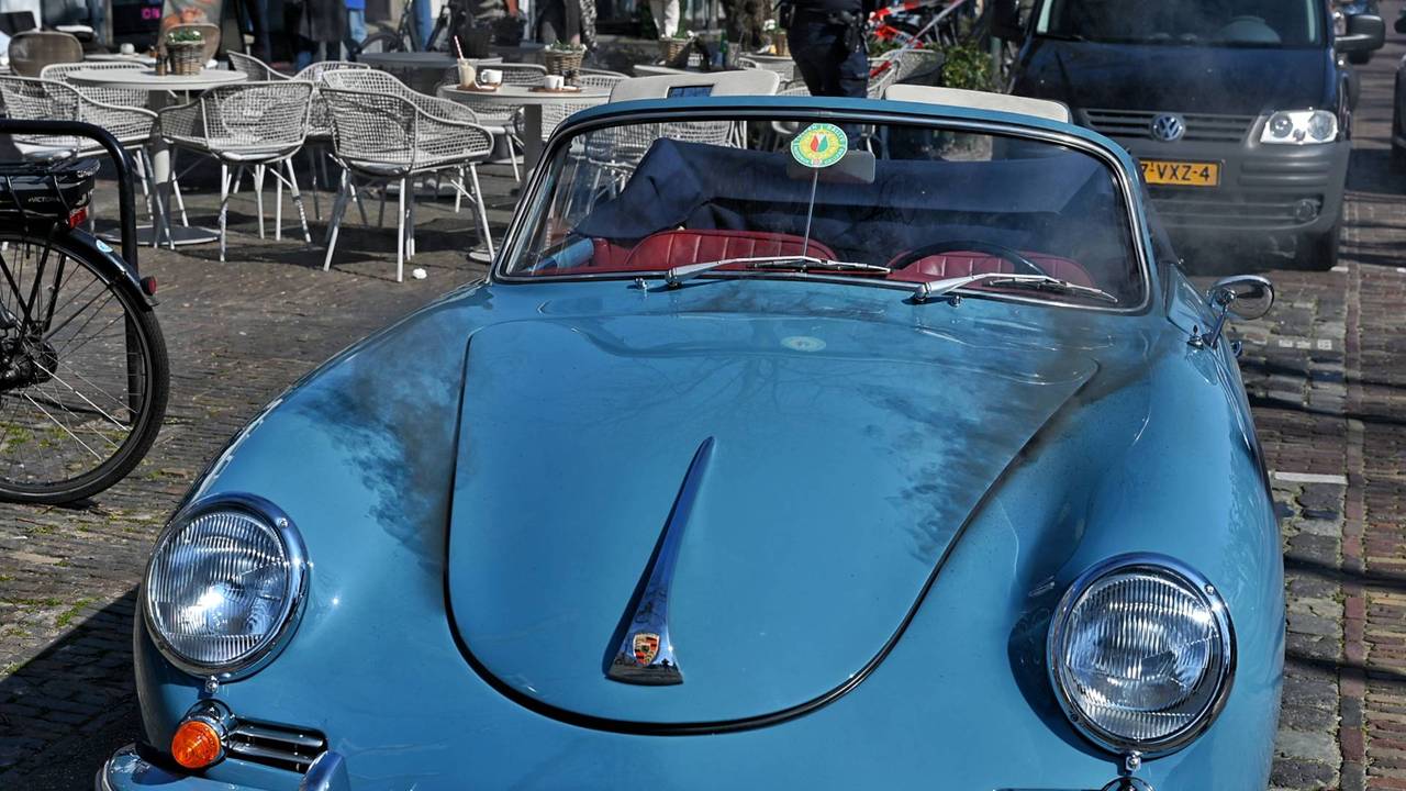 Porsche uit 1961 vliegt in brand in Oisterwijk (foto: Toby de Kort/Persbureau Heitink).