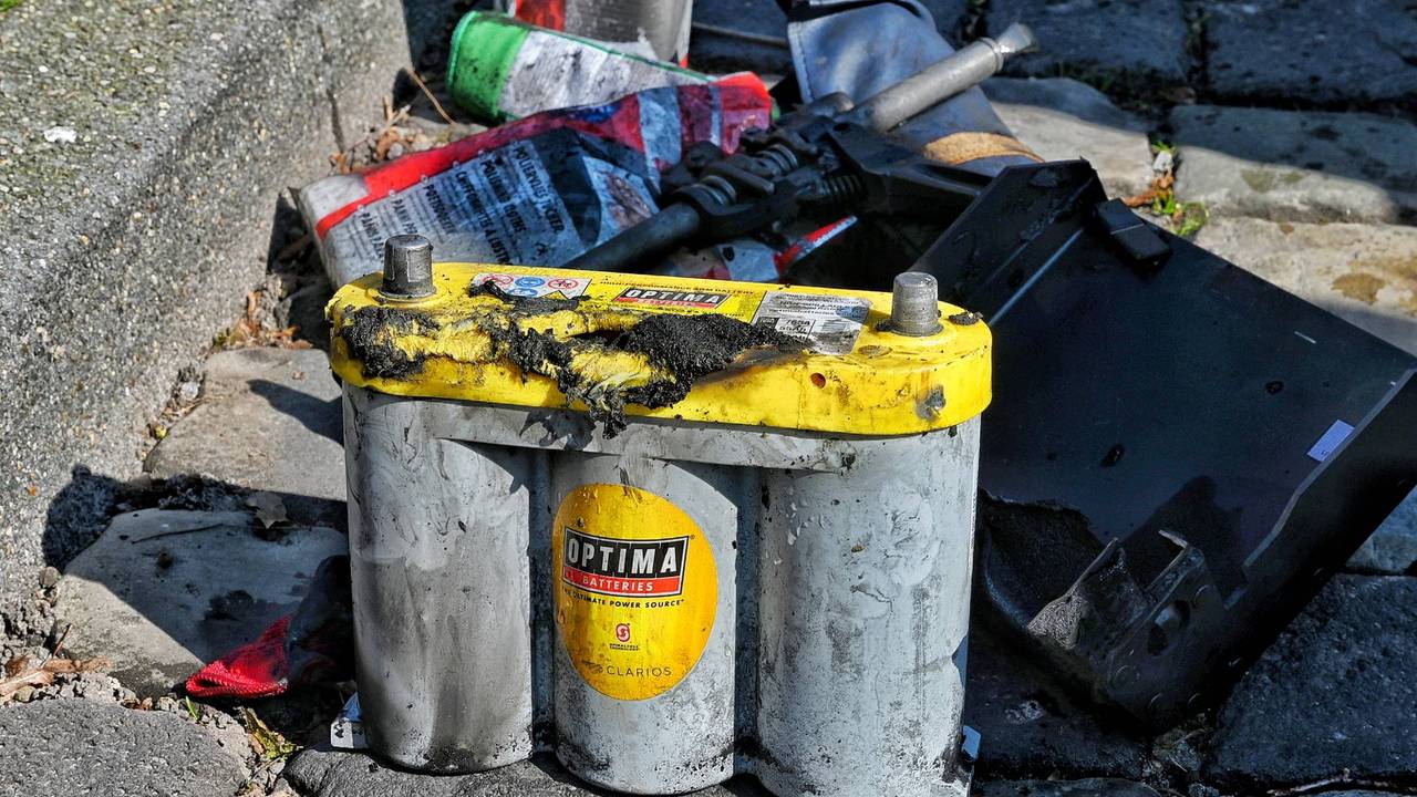 Porsche uit 1961 vliegt in brand in Oisterwijk (foto: Toby de Kort/Persbureau Heitink).