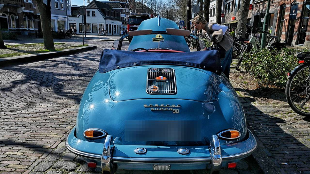 Porsche uit 1961 vliegt in brand in Oisterwijk (foto: Toby de Kort/Persbureau Heitink).