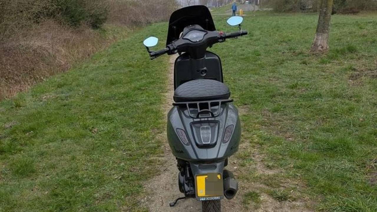 De gestolen dure scooter werd gevonden op een zandpad in de buurt (foto: Milo Brader).