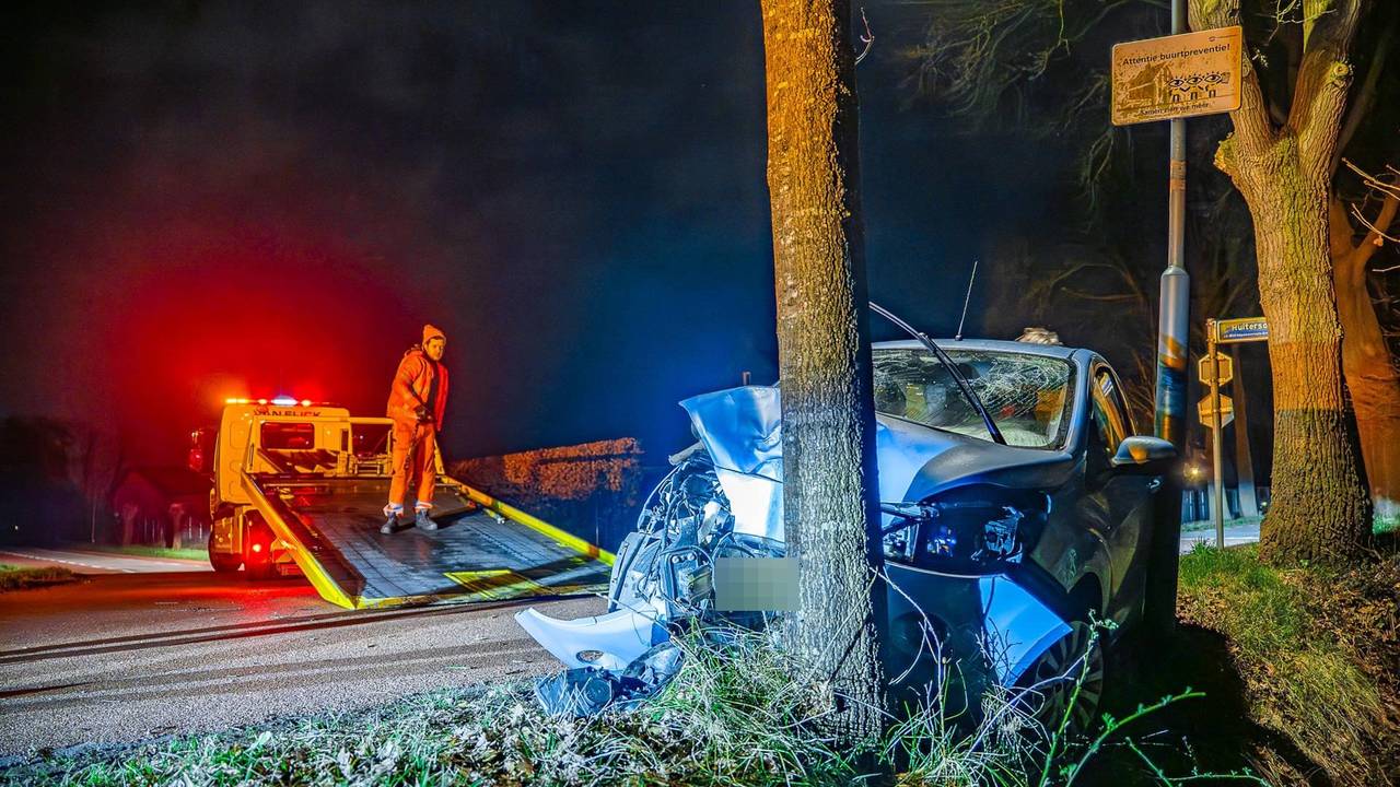 Een bergingsbedrijf heeft de auto meegenomen (foto: Lucas Lammers/Persbureau Heitink).