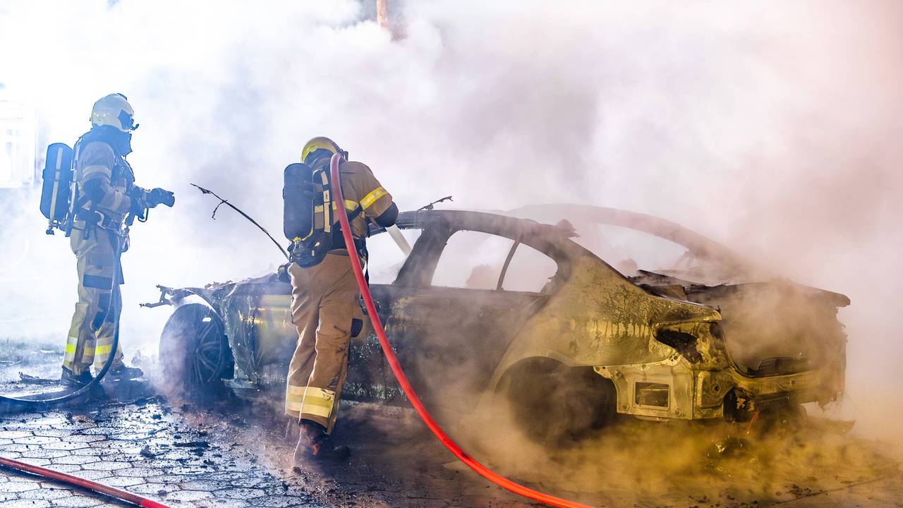 Geparkeerde auto brandt uit in woonwijk Uden