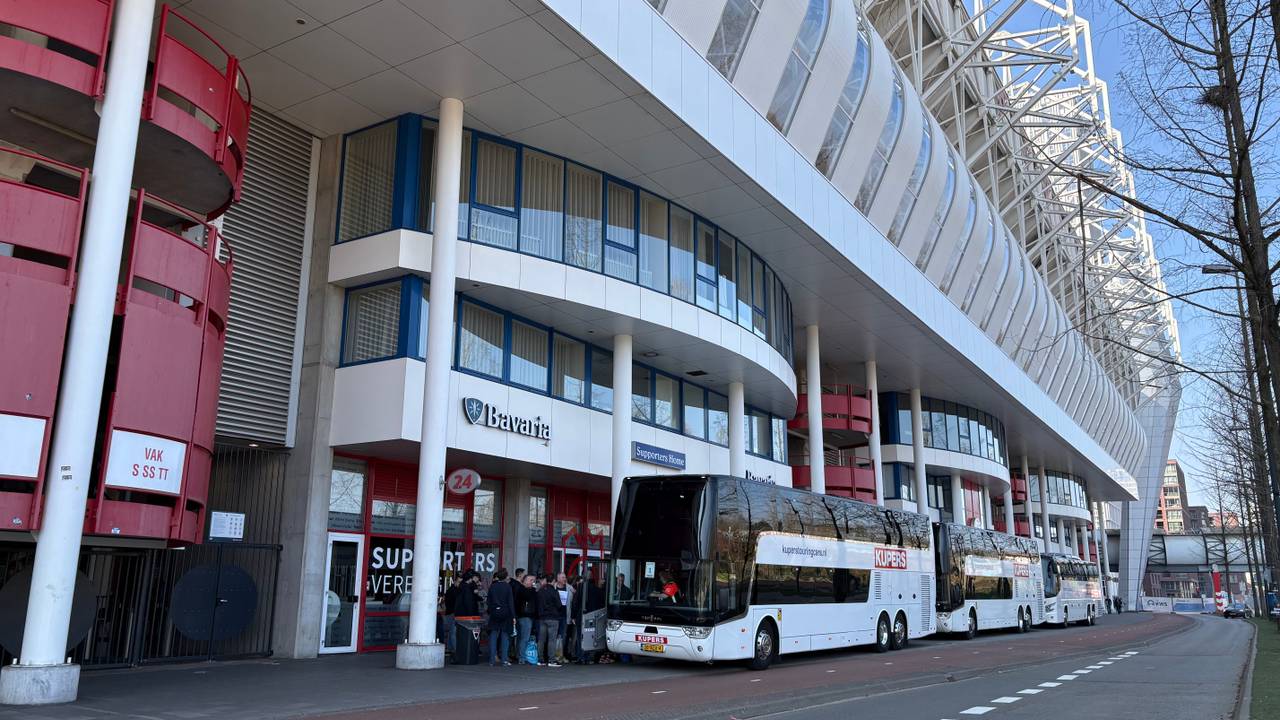 De supportersbussen staan klaar voor vertrek (Foto: Ruud Ritzen).
