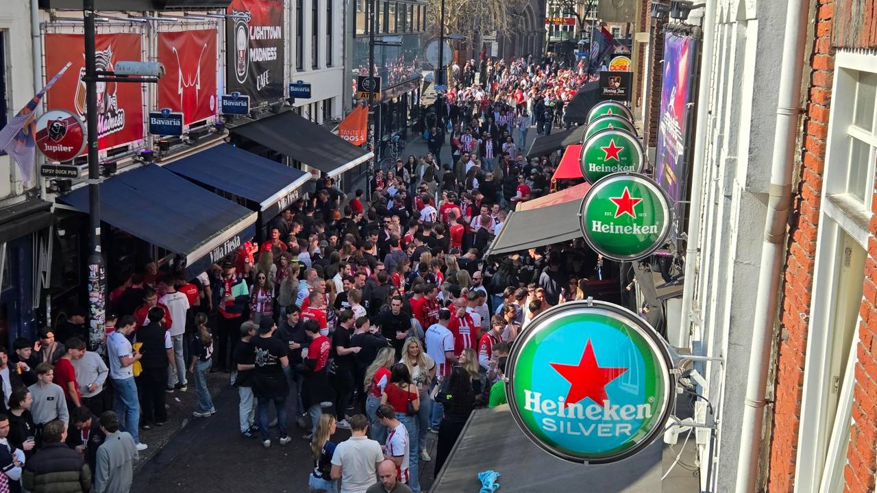 Het wordt in de loop van de middag steeds drukker op Stratumseind (Foto: Noël van Hooft).
