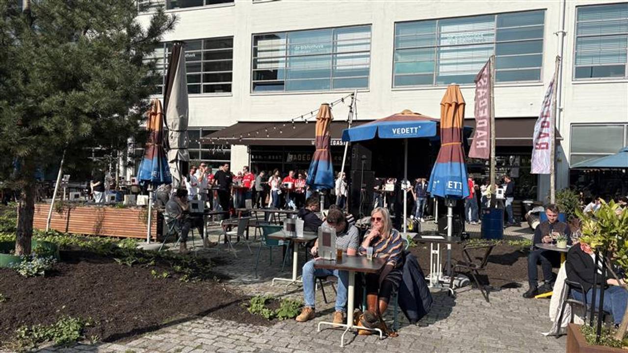 Niet iedereen houdt zich met de wedstrijd bezig (Foto: Ruud Ritzen).