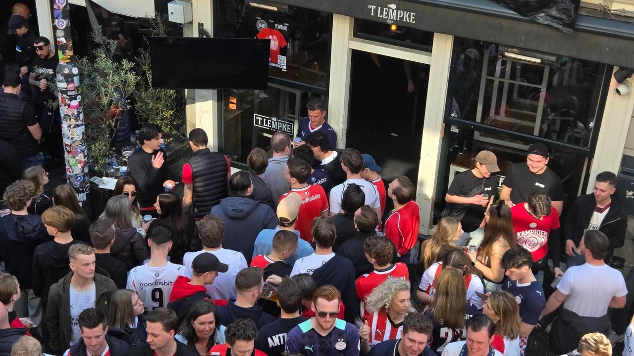 Op de schermen wordt gekeken naar Ajax - Feyenoord. Foto: Noel van Hooft