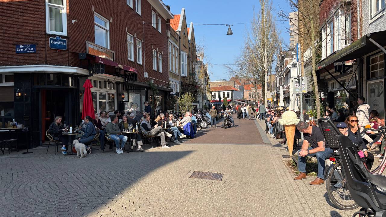 Ook volle terrassen op de Kleine Berg in Eindhoven, maar van kampioenskoorts is hier geen sprake (Foto: Ruud Ritzen).