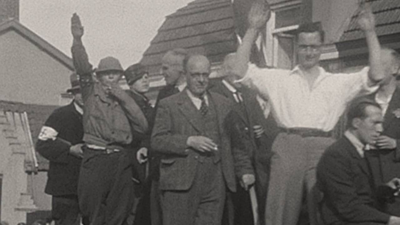 'Duitse soldaten' en 'NSB'ers' trekken door de straten van Waalre (foto: Bernard van Dooren/BHIC)