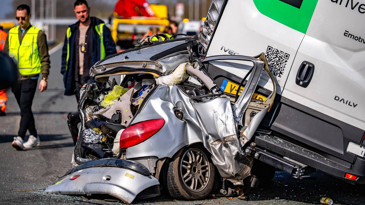 N279 tussen Veghel en Den Bosch dicht door zwaar ongeluk (foto: Lucas Lammers / Persbureau Heitink).