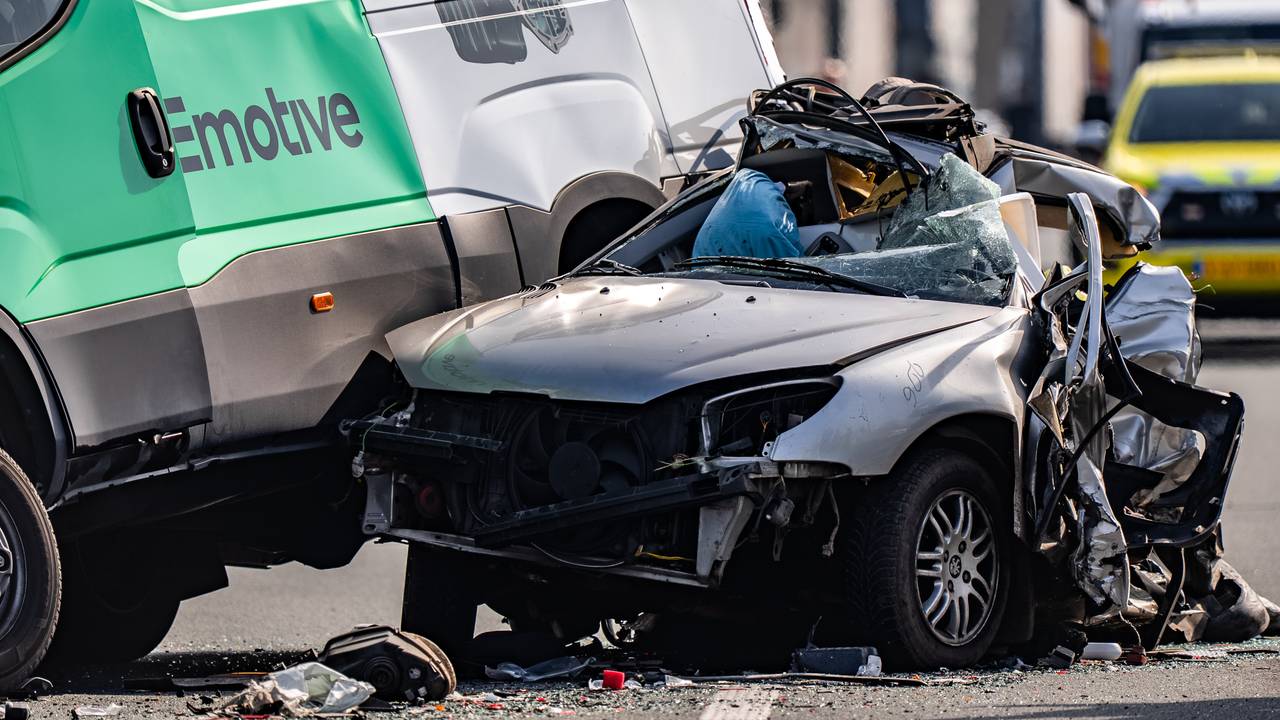 N279 tussen Veghel en Den Bosch dicht door zwaar ongeluk (foto: Lucas Lammers / Persbureau Heitink).