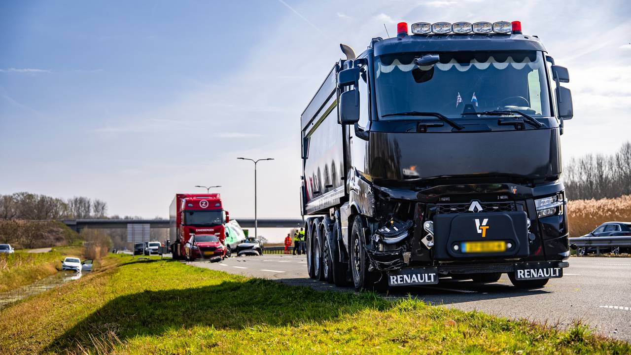N279 tussen Veghel en Den Bosch dicht door zwaar ongeluk (foto: Lucas Lammers / Persbureau Heitink).