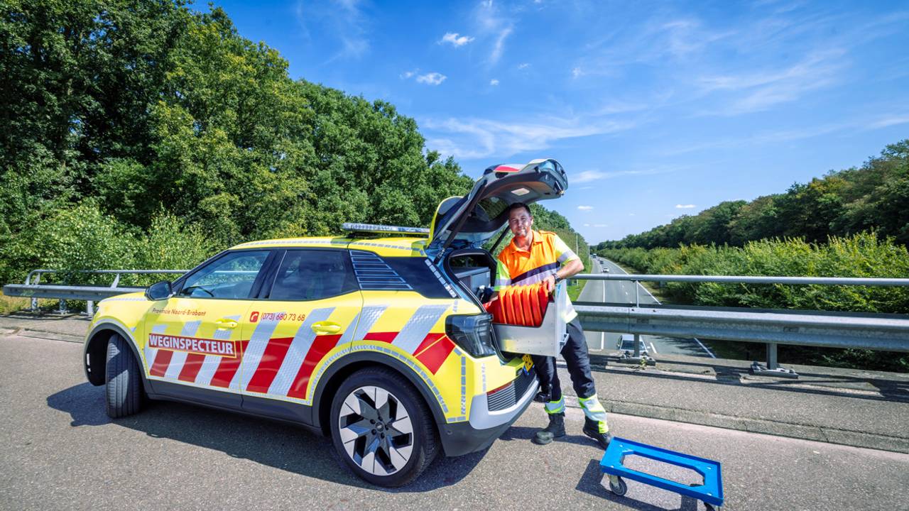 De weginspectie van de provincie heeft felgele bestickering (Foto: Provincie Noord-Brabant)
