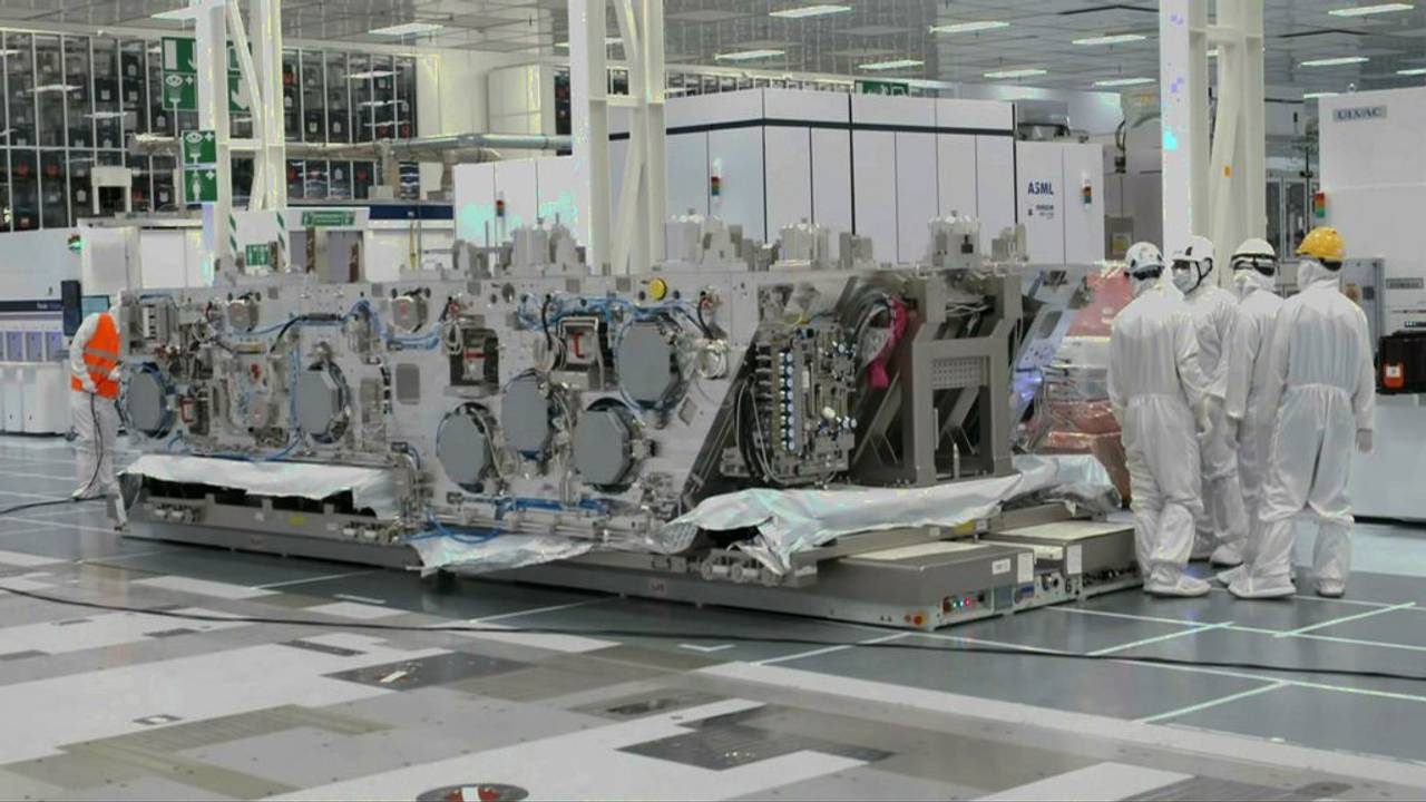Een van de vier modules van de TWINSCAN EXE:5200-machine van ASML (foto: NOS).