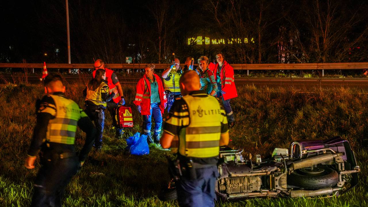 Motorrijder zwaargewond bij ongeluk op A50, een rijstrook dicht