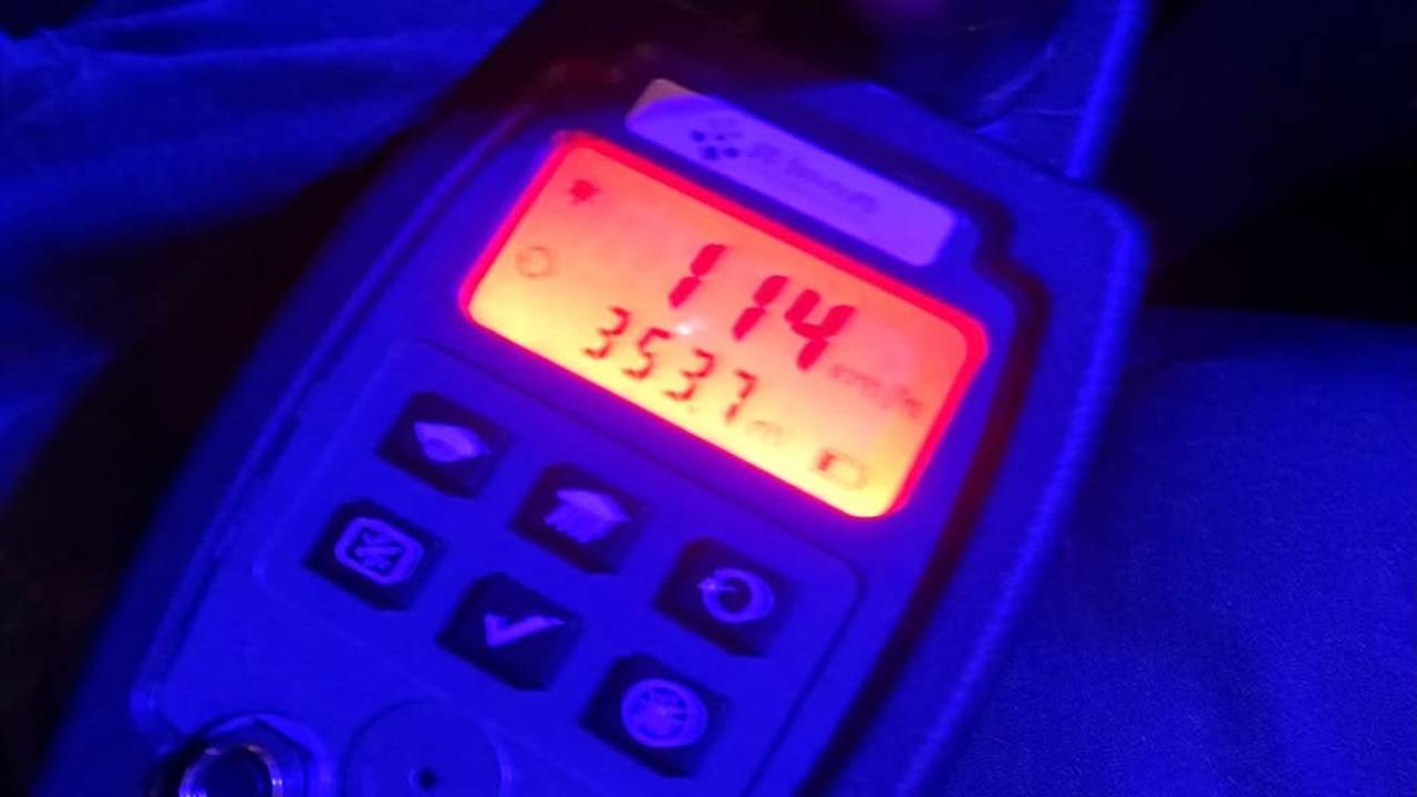 De bestuurder reed 114 kilometer per uur op een weg waar 50 kilometer per uur is toegestaan (foto: Marechaussee Brabant Oost).