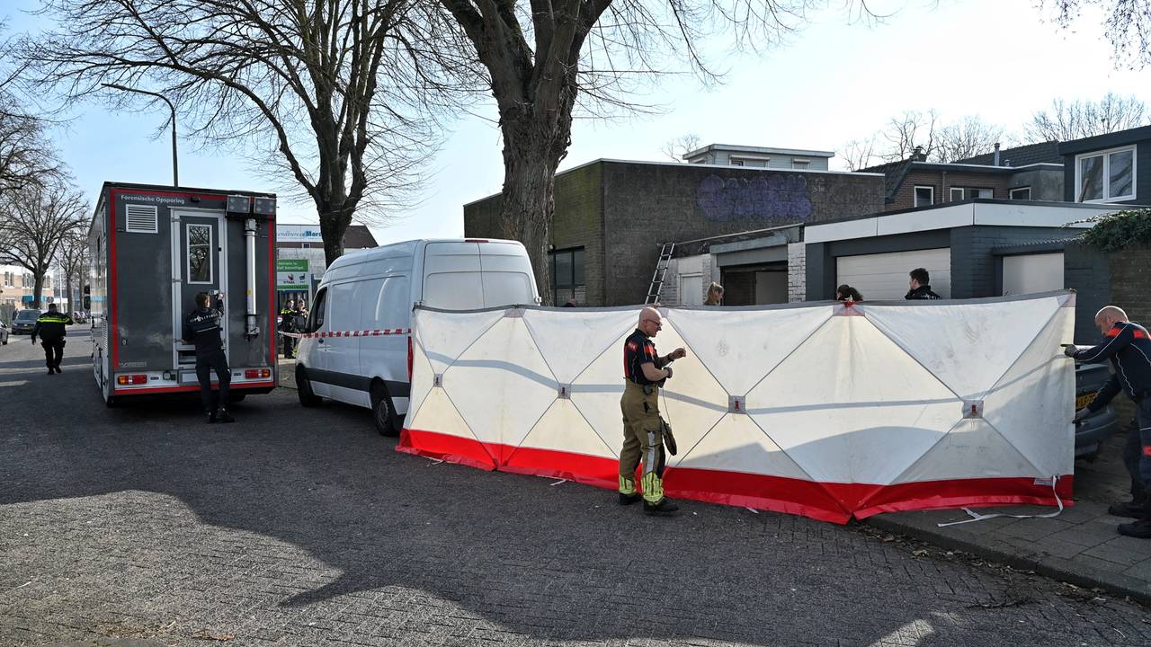 Aan de Insulindestraat in Tilburg zijn witte schermen geplaatst (foto: Toby de Kort/Persbureau Heitink).