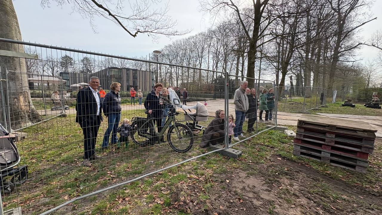 Fans staan bij de hekken te kijken (foto: Omroep Brabant).