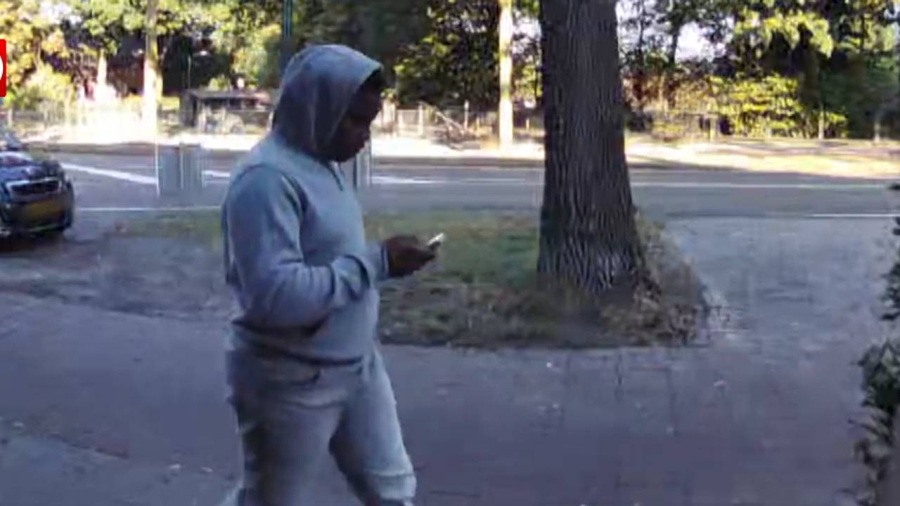 De politie is op zoek naar deze oplichter