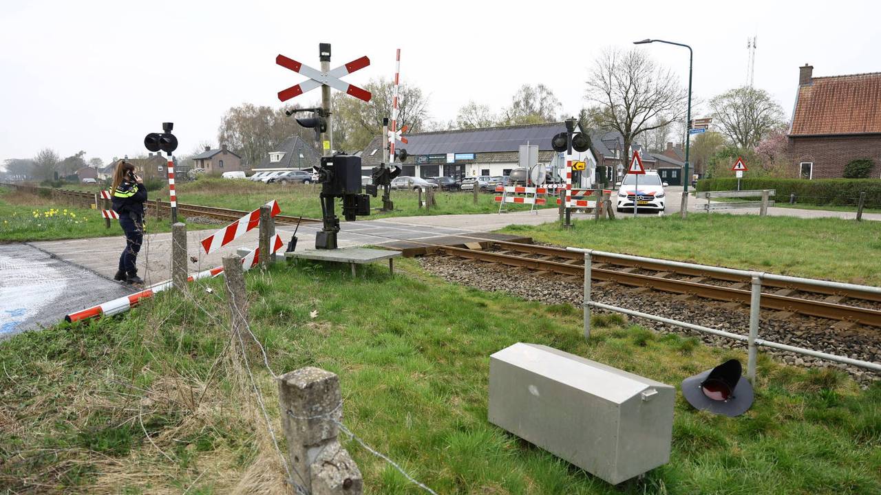 Vrachtwagenchauffeur rijdt spoorboom kapot in holthees (foto: SK Media/Persbureau Heitink).