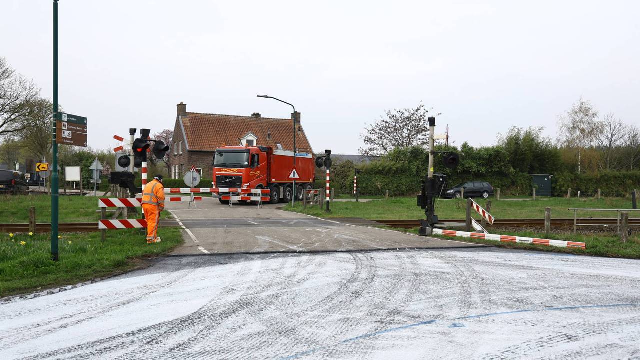 Vrachtwagen rijdt spoorboom kapot in Holthees