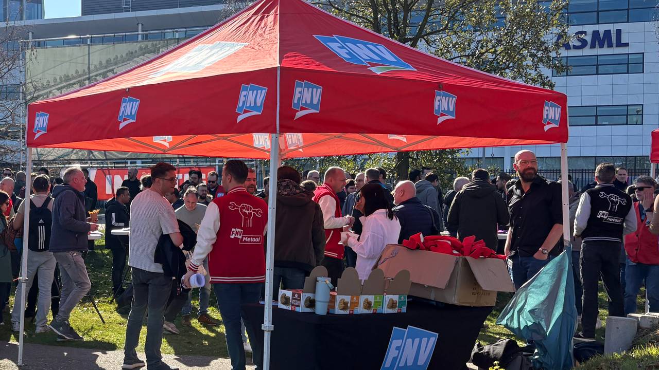 Een protestactie van de vakbonden bij ASML in Veldhoven (foto: Rogier van Son).