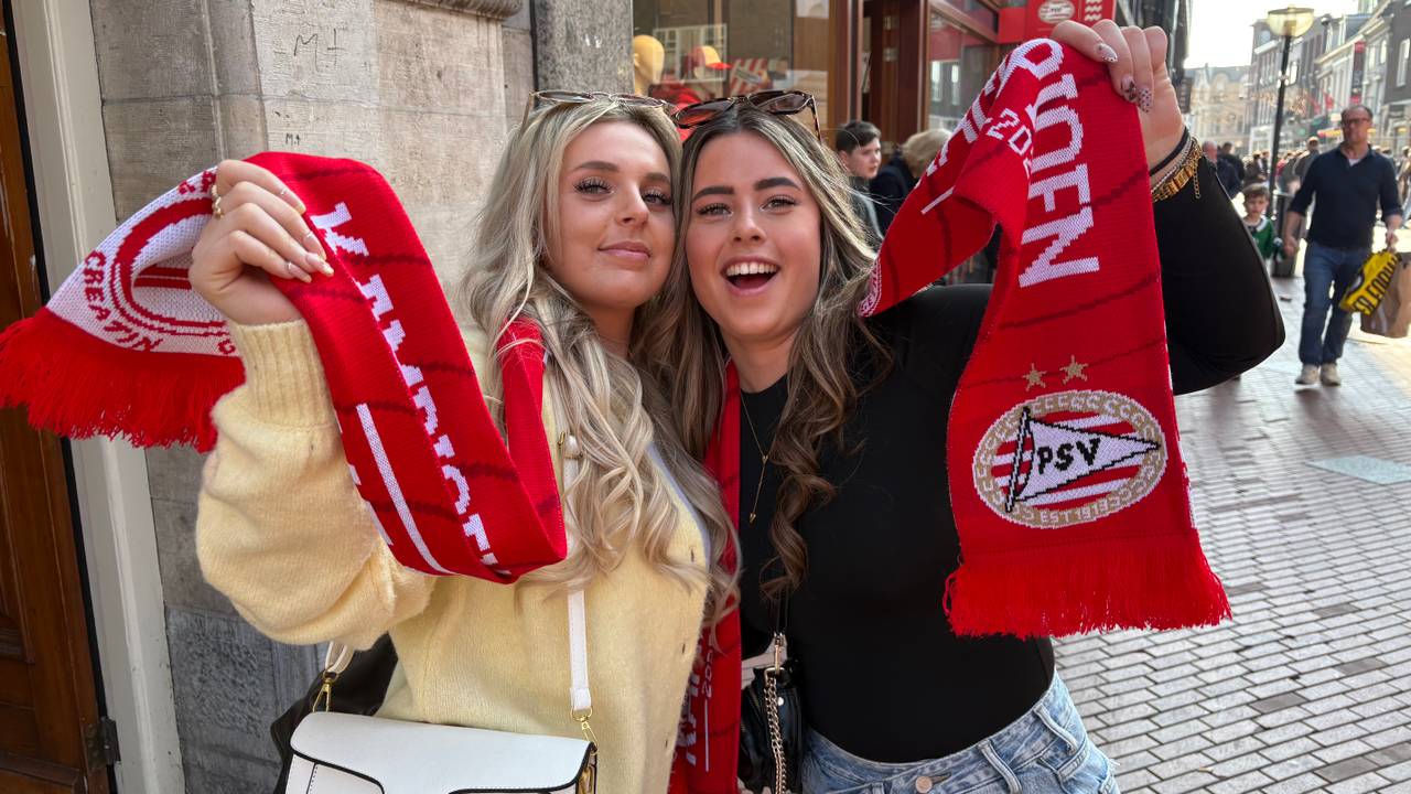 Eva (links) en Saar (rechts) hebben net een kampioenssjaal gekocht (Foto: Ruud Ritzen).