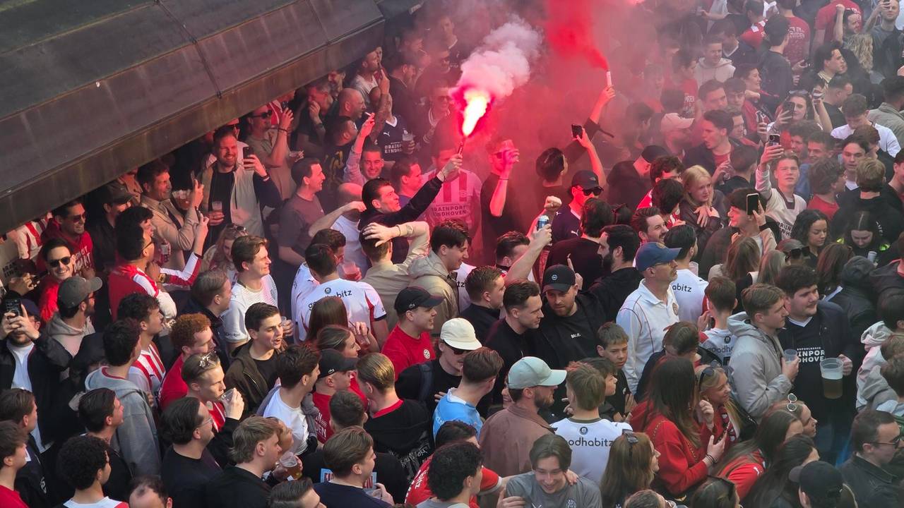 Fakkels en blijdschap op Stratumseind (Foto: Noël van Hooft).