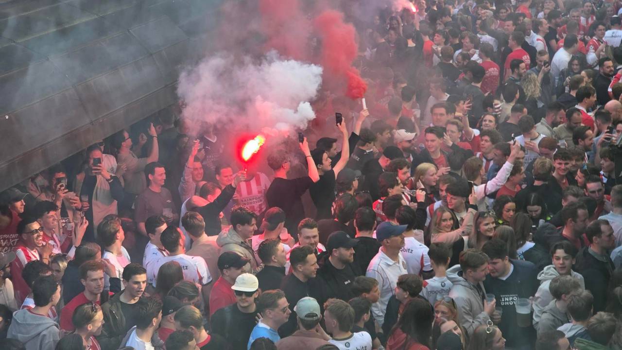 Vuurwerk op Stratumseind bij het doelpunt van Ajax. Foto: Noel van Hooft