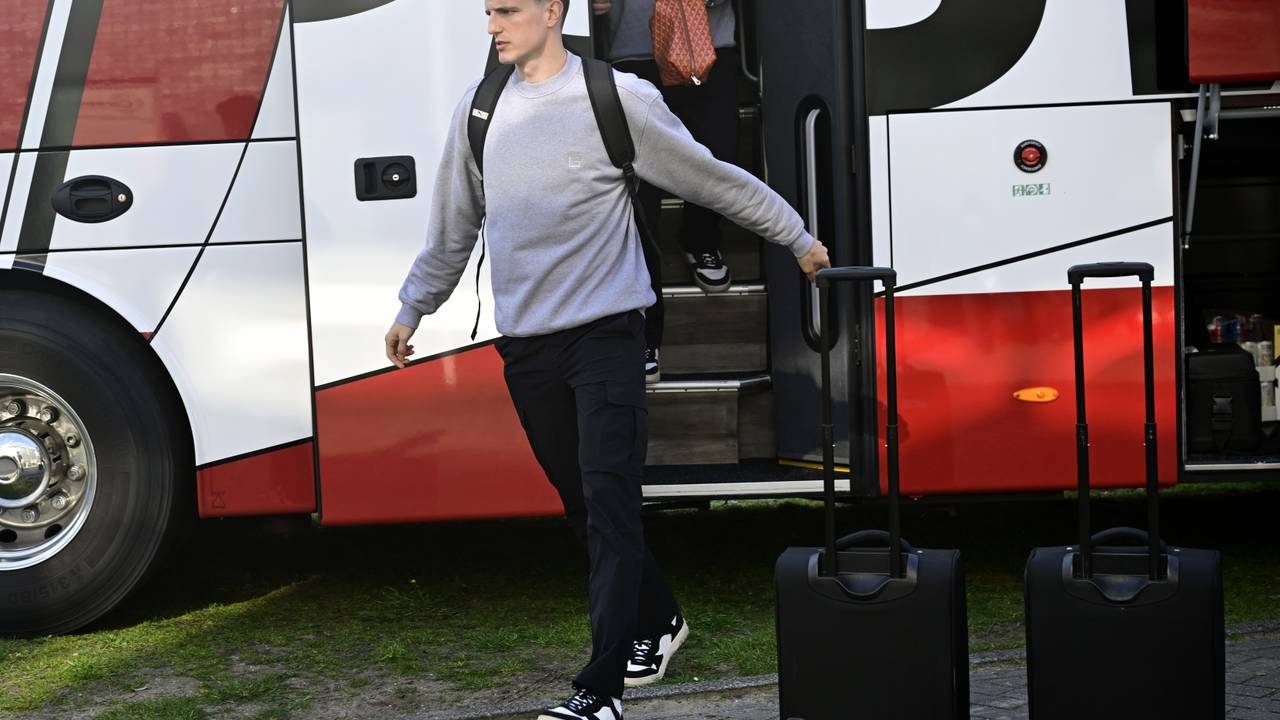 Guus Til stapt uit de spelersbus van PSV voor de wedstrijd tegen Telstar. Foto: ANP
