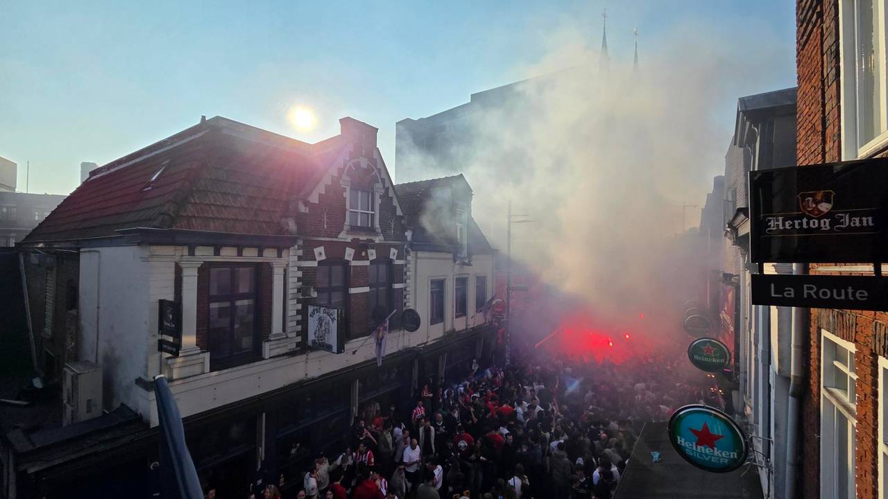 Druk in Eindhoven, maar nog geen kampioensfeest.