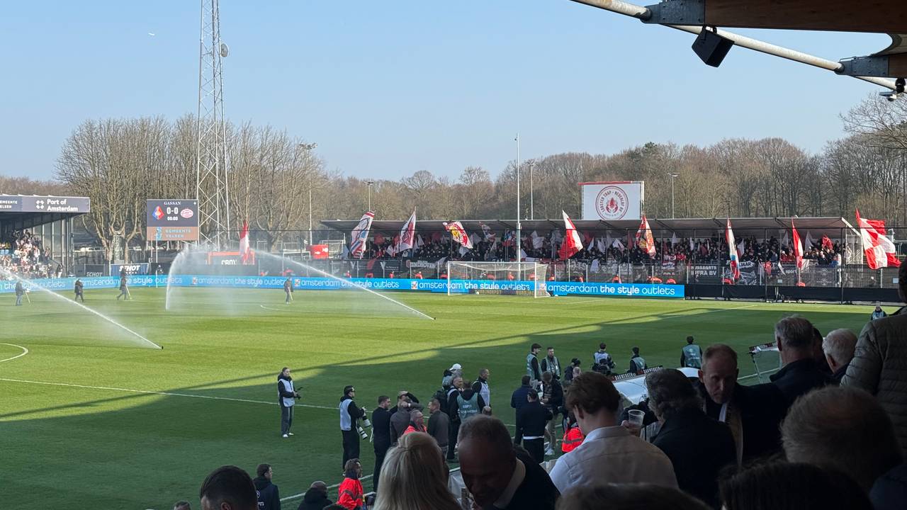 PSV-supporters in het uitvak van Telstar (foto: David Kramer).