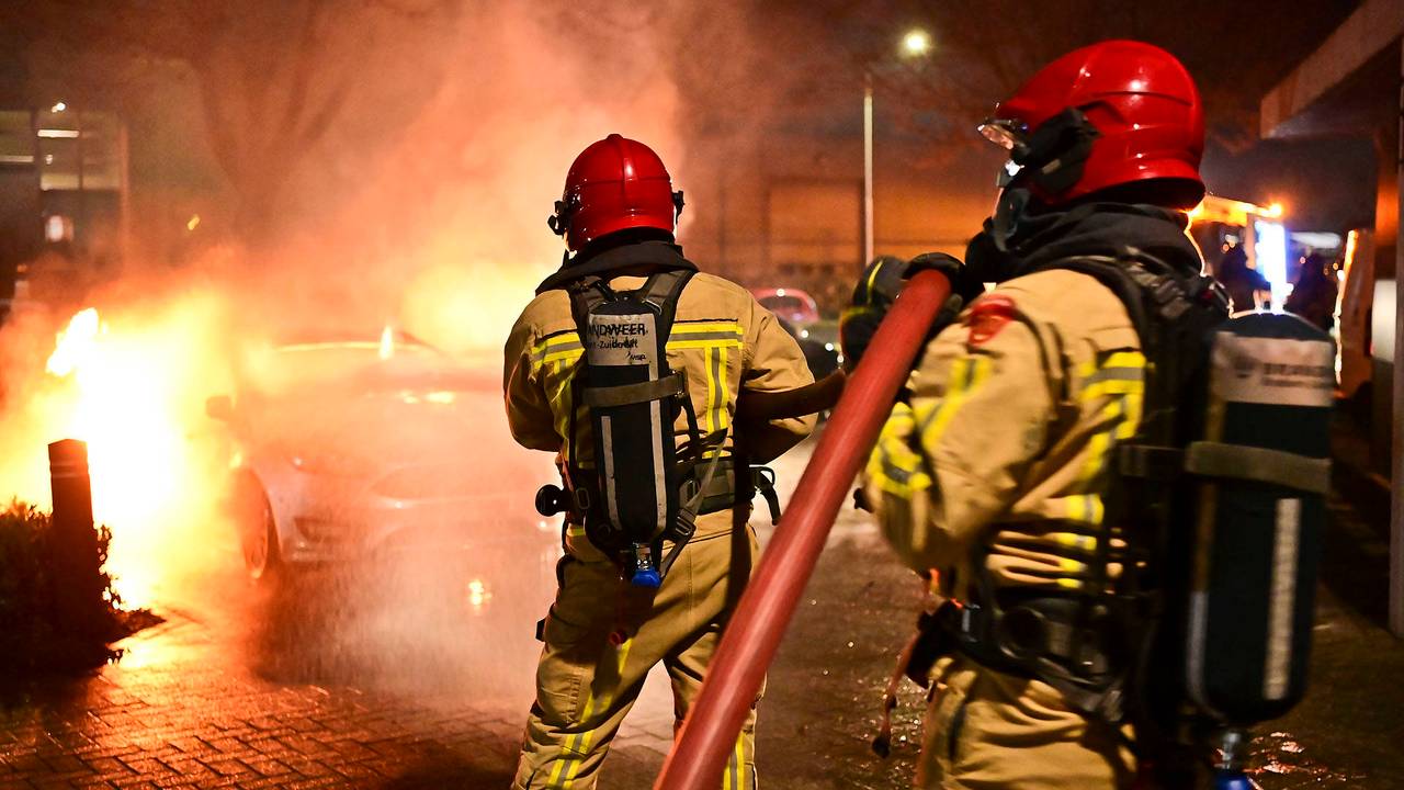 De autobranden in Valkenswaard werden rond kwart over elf zondagavond ontdekt (foto: Rico Vogels/Persbureau Heitink).