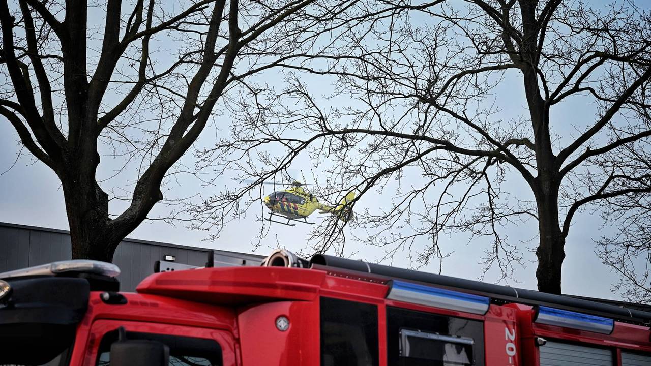 Na de ernstige aanrijding op de Swaardvenstraat in Tilburg werd onder meer een traumaheli ingeschakeld (foto: Toby de Kort/Persbureau Heitink).