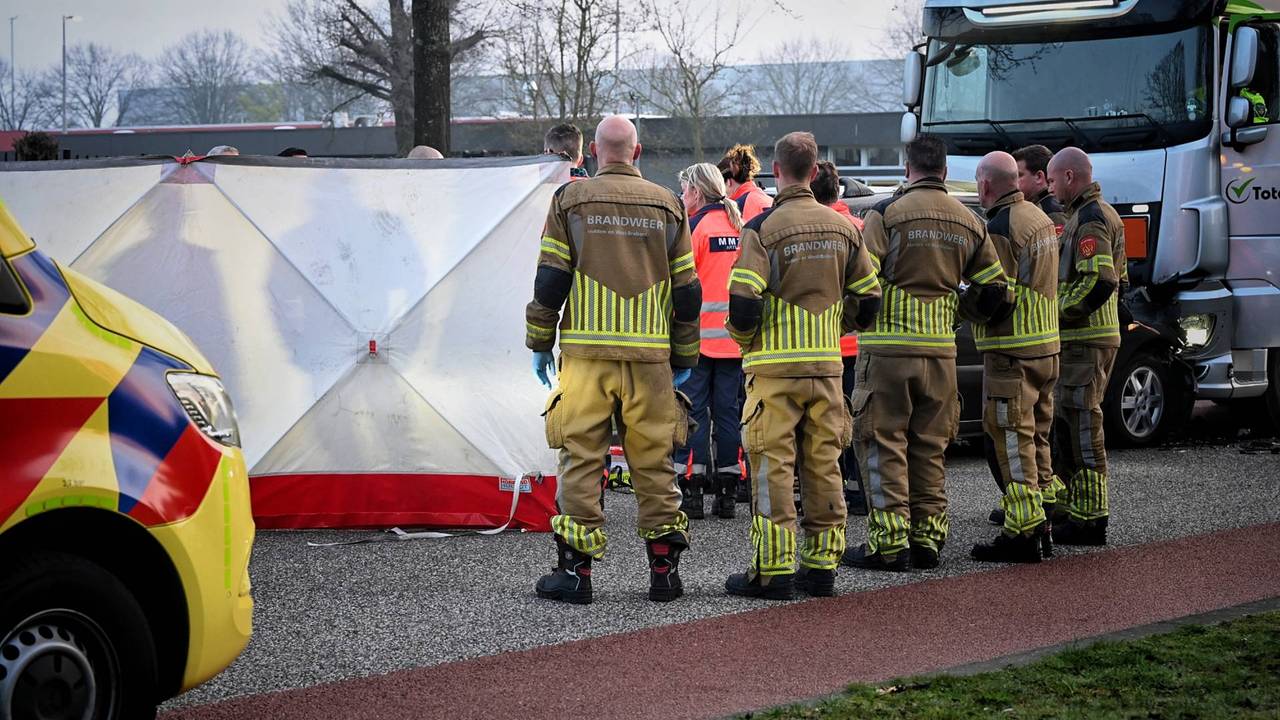 Dode bij frontale botsing auto en vrachtwagen in Tilburg
