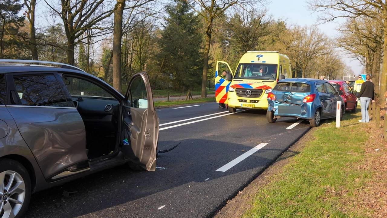 Vier auto's betrokken bij kettingbotsing in Deurne