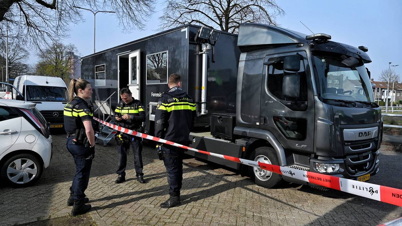  Aan de Insulindestraat in Tilburg staat onder meer een truck van het team Forensische Opsporing (foto: Toby de Kort/Persbureau Heitink).