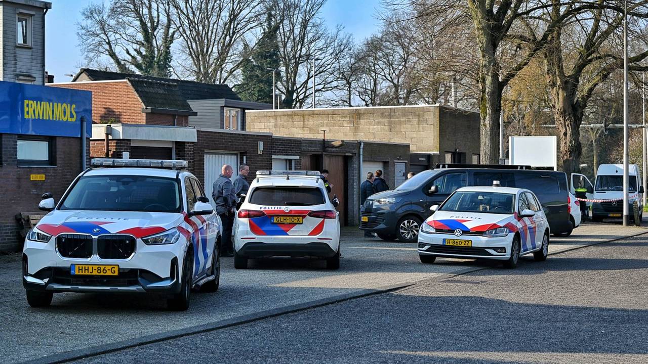 De politie is met meerdere auto's aanwezig in de buurt in Tilburg (foto: Toby de Kort/Persbureau Heitink).