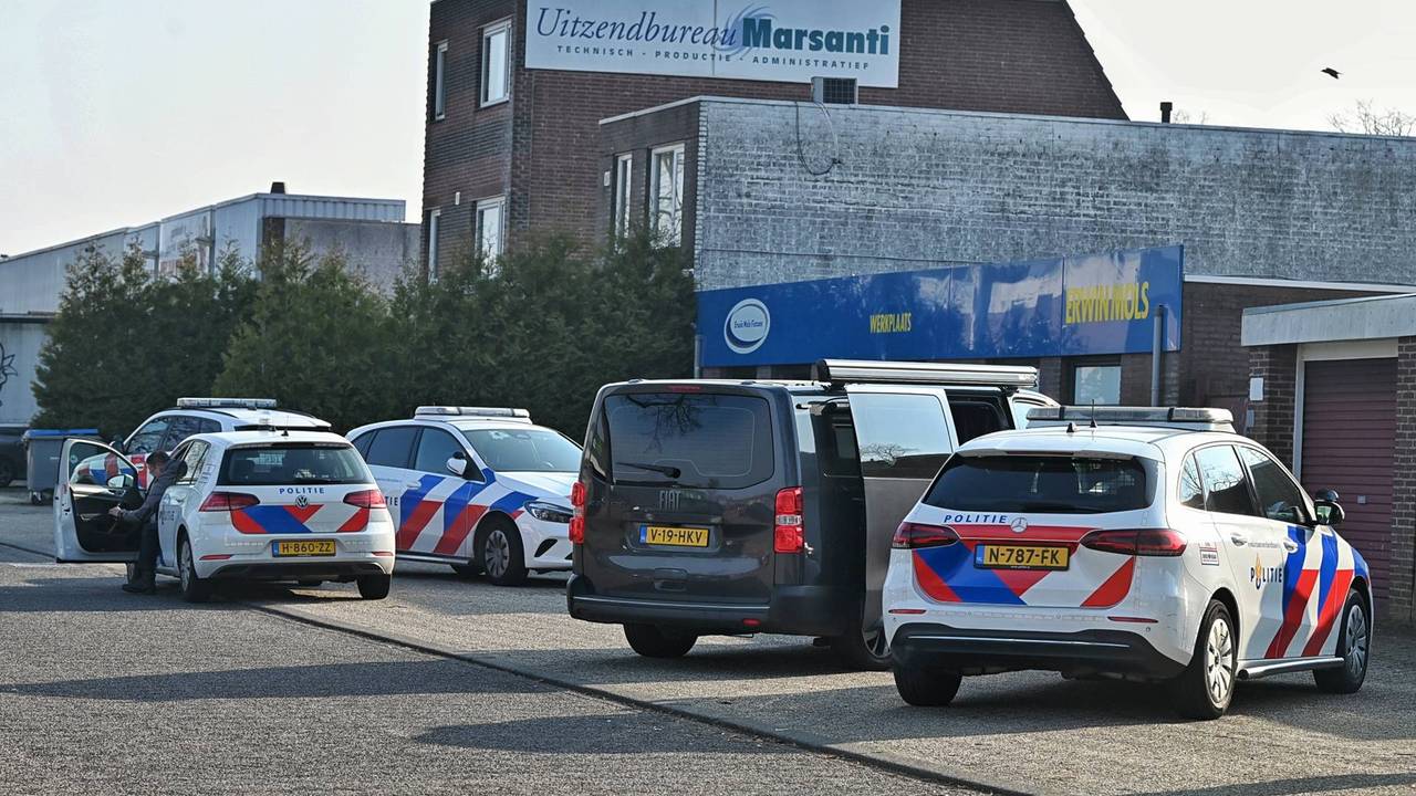 Een garagebox aan de Insulindestraat in Tilburg zou onder het bloed zitten (foto: Toby de Kort/Persbureau Heitink).
