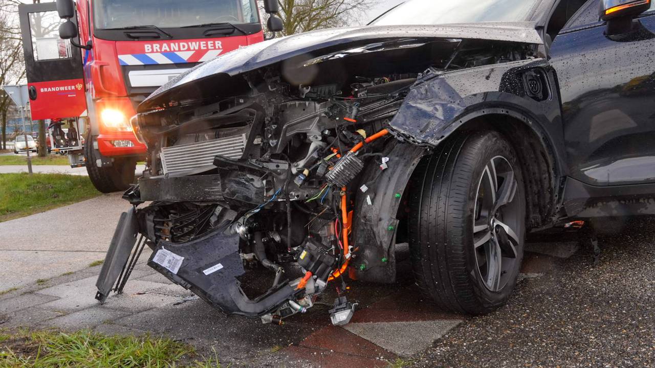 Auto's botsen op elkaar in Deurne