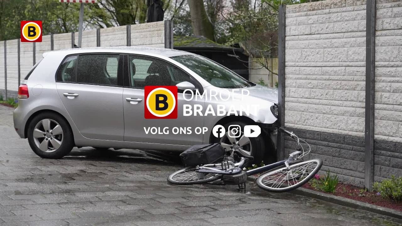 WEB_112_AUTO_RIJDT_FIETSER_AAN