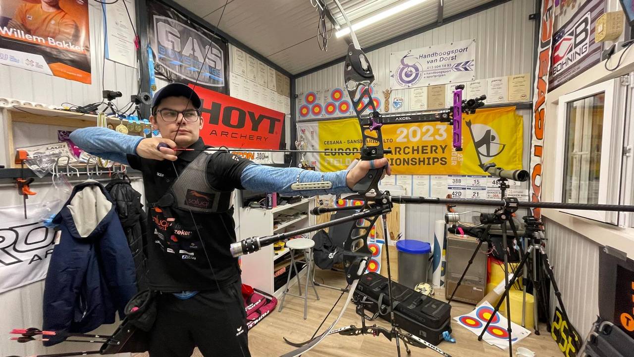 Handboogschutter Willem Bakker in zijn trainingslocatie (foto: Maud Lenaers).