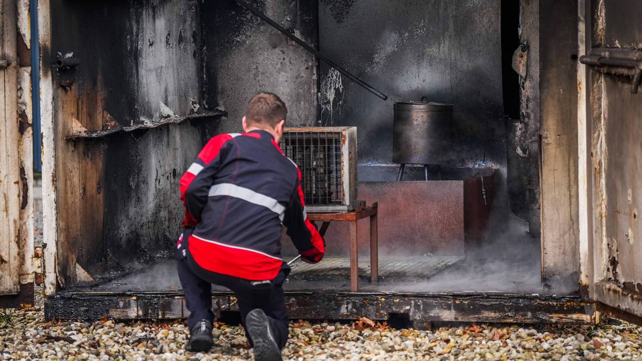 Brandoefening verandert in echte brand: frituurpan vliegt in de fik