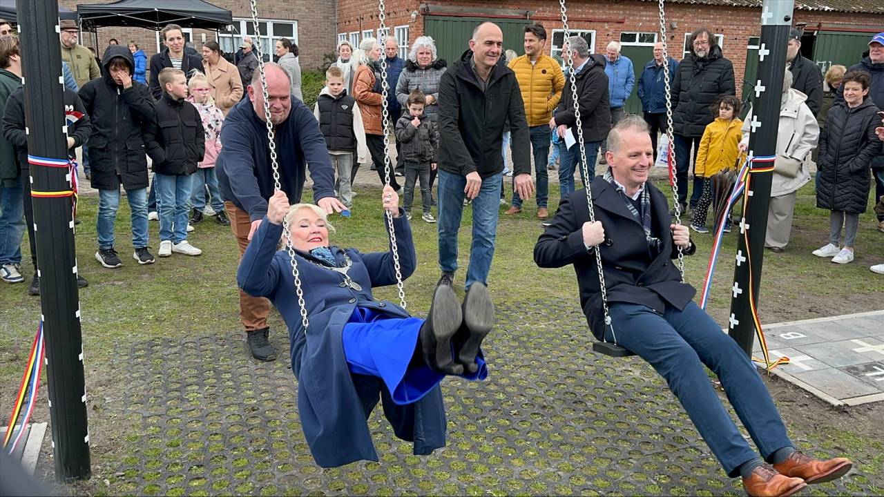 In één zwaai van Nederland naar België: Baarle heeft unieke schommel