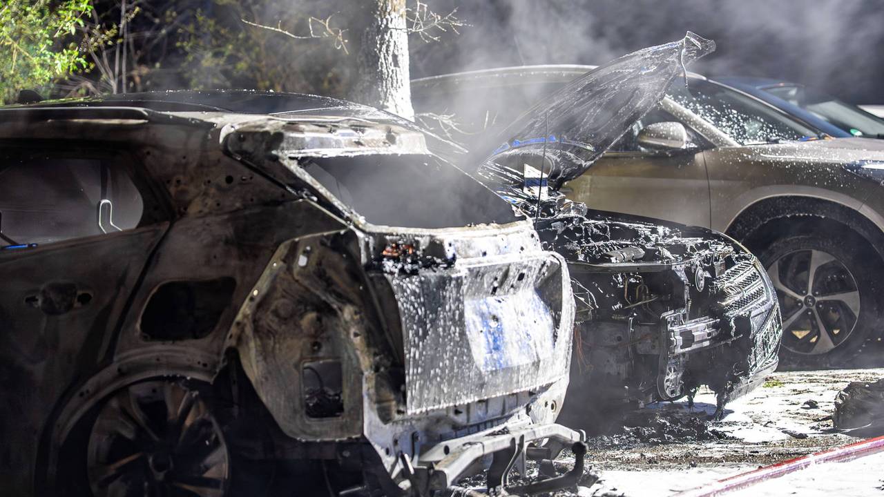 Auto's uitgebrand op parkeerplaats in Schaijk (foto: Lucas Lammers / Persbureau Heitink).